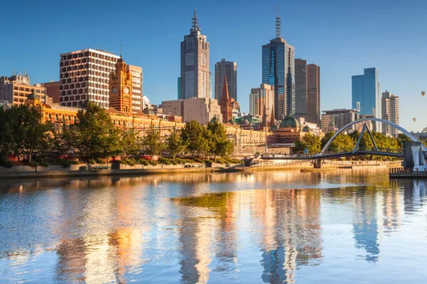 Die Skyline von Melbourne, Australien, mit modernen Gebäuden und Fluss