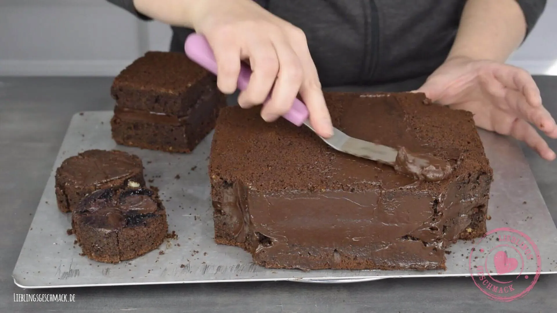 Die Torte wird mit Ganache eingestrichen