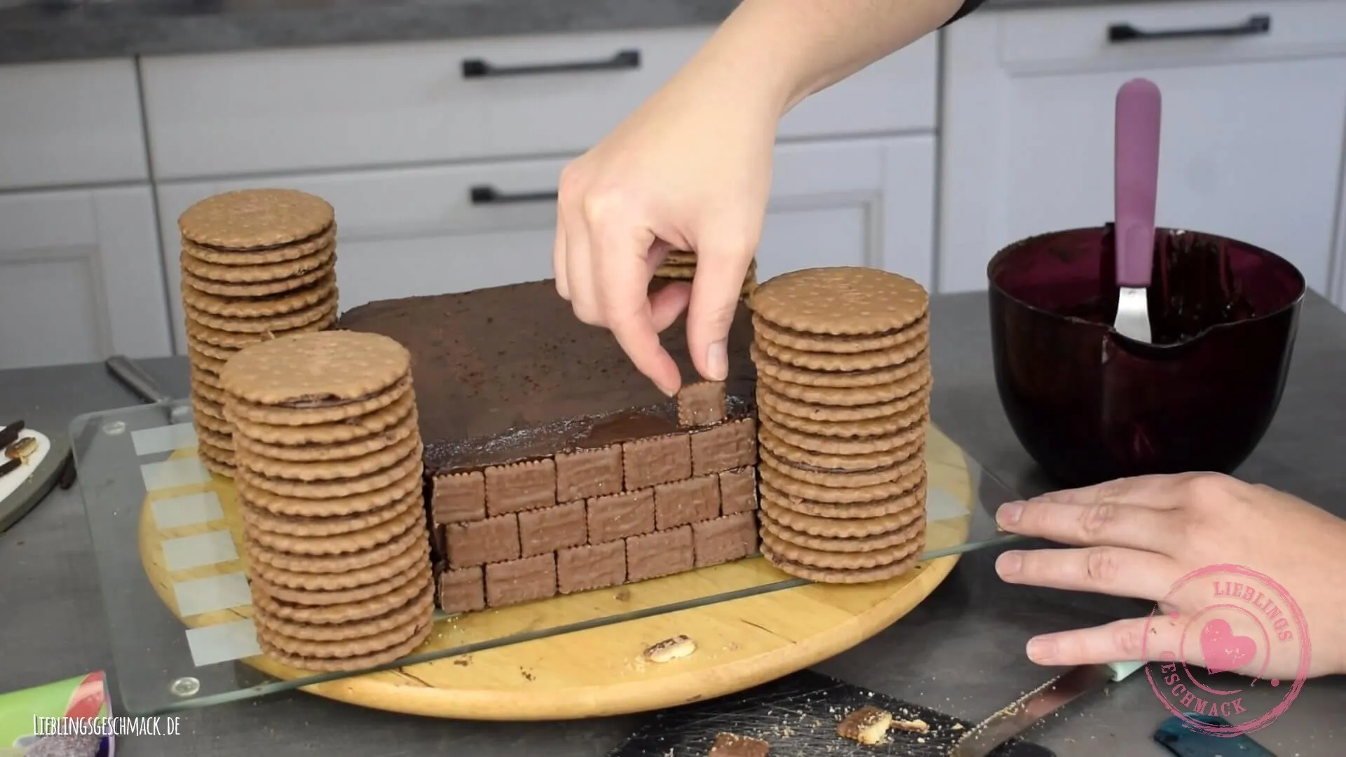 Die Tortenoberfläche wird mit Keksen verziert