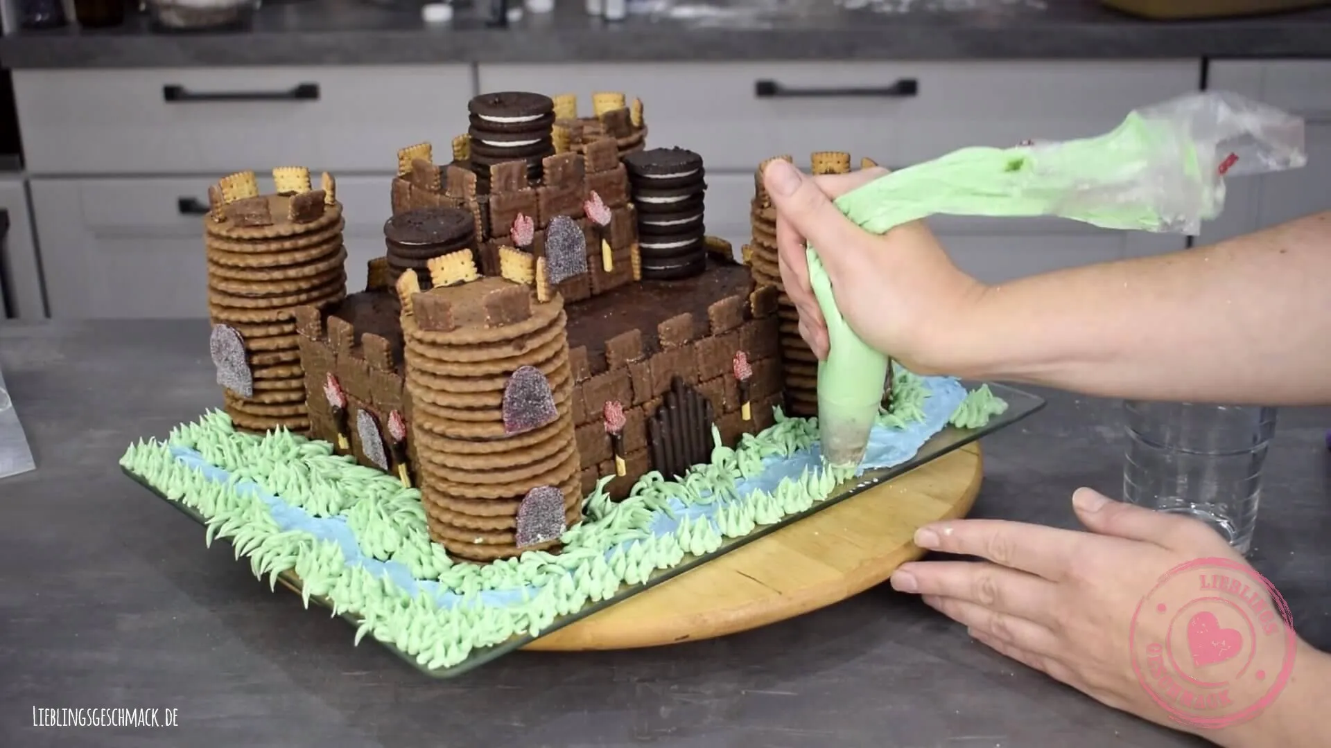 Die Tortenplatte wird mit einem Fluss und einem Falltor dekoriert