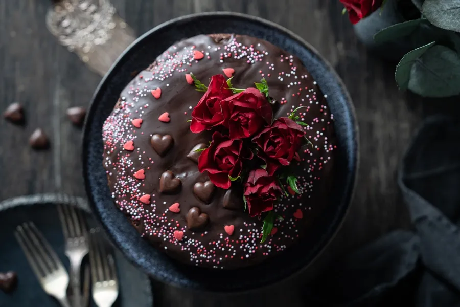 Die trockenen Zutaten für den Schokoladenkuchen bereit zum Vermischen, auf einer hölzernen Oberfläche präsentiert