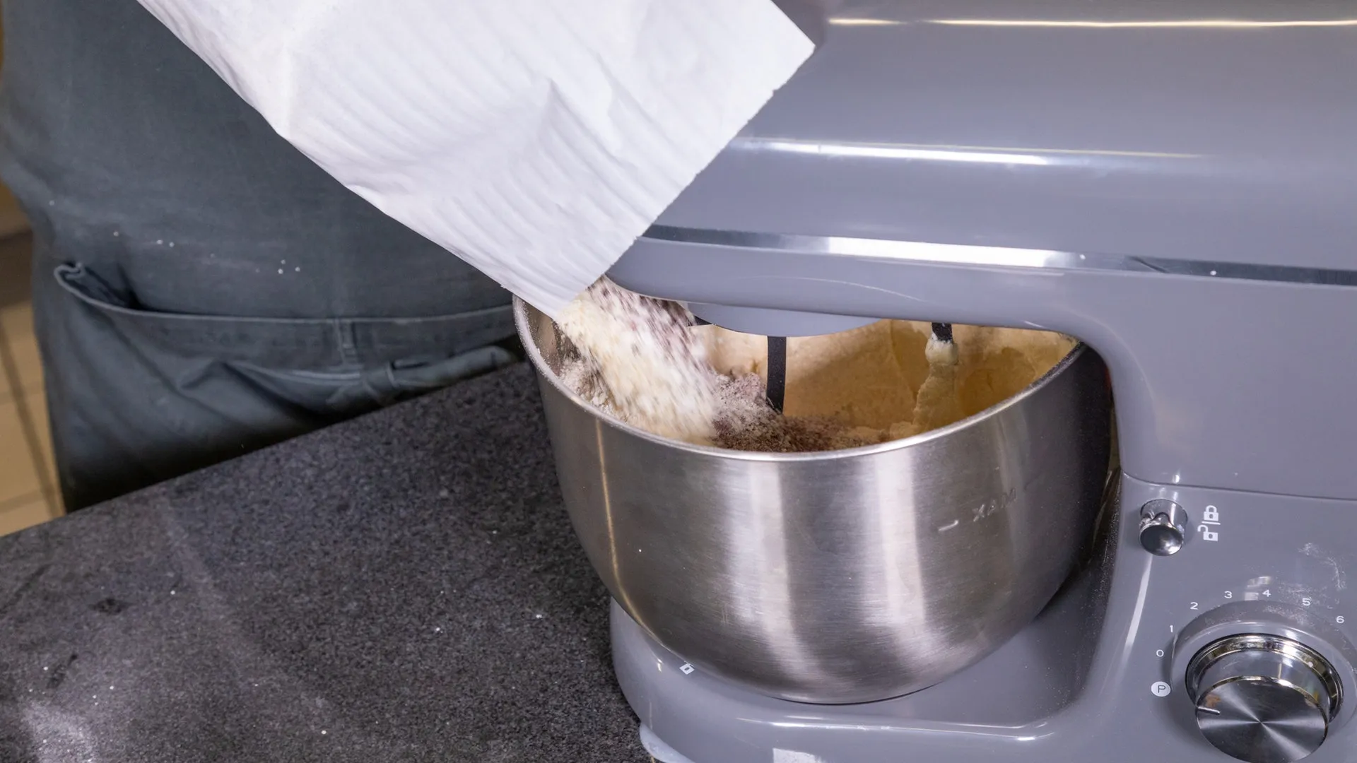 Die trockenen Zutaten werden nach und nach dem Teig beigefügt.