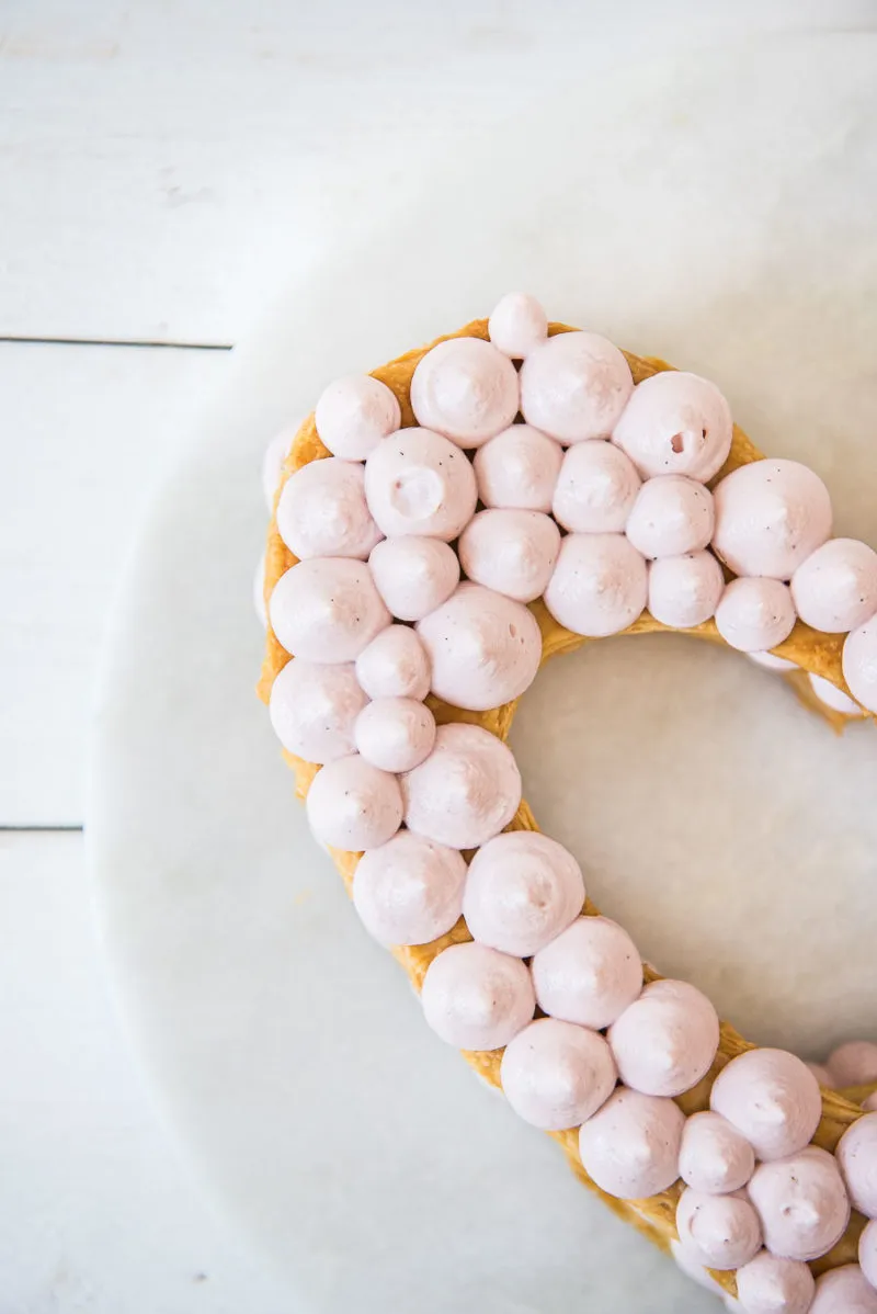 Die zweite Ziffer des Geburtstagskuchens, die Null, reich verziert mit Beeren und Baiser