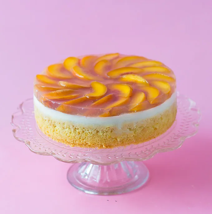 Dieser vegane Geburtstagskuchen ohne Sahne besticht durch seine leichten und fruchtigen Schichten