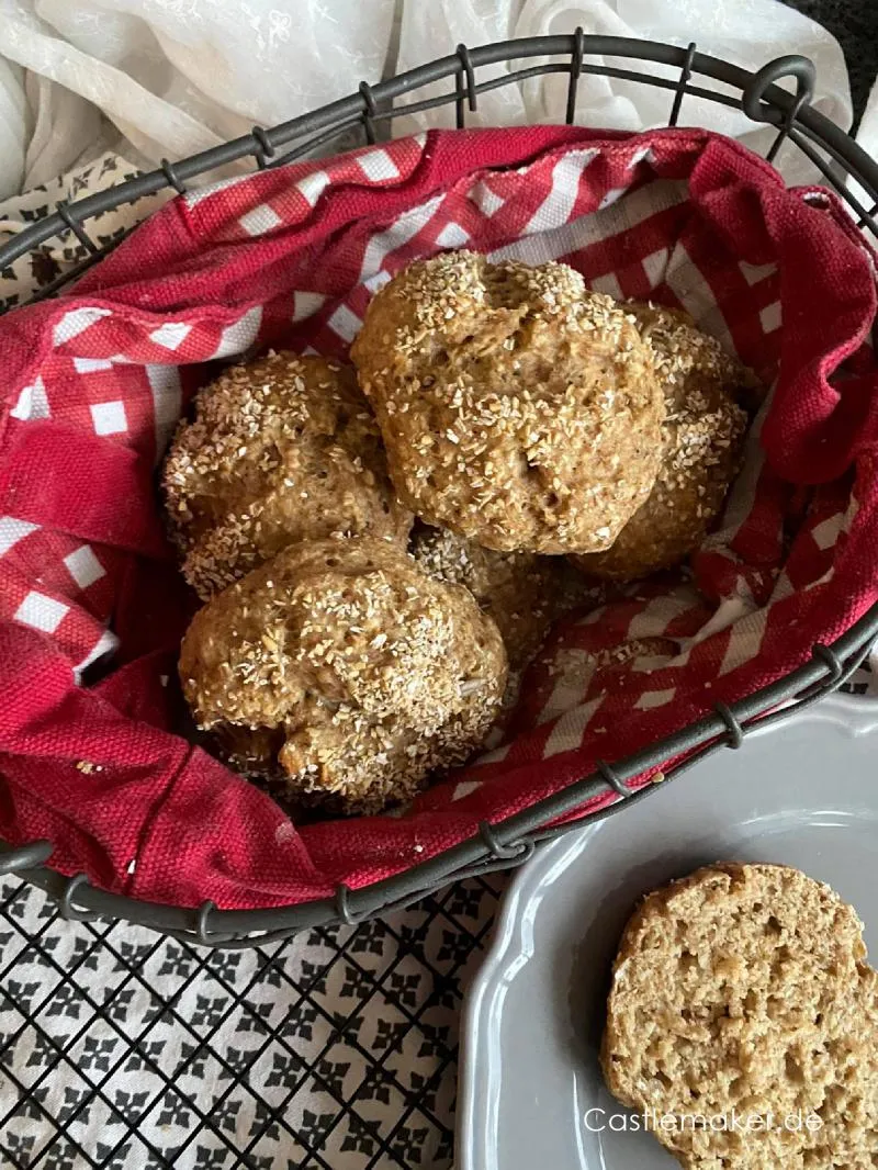 Dinkel-Hafer-Brötchen mit goldbrauner Kruste, bereit zum Verzehr, ein Beispiel für gesunde Backwaren