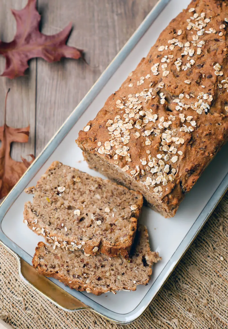 Dinkel-Vollkornbrot mit Haferflocken und Leinsamen in Scheiben geschnitten.