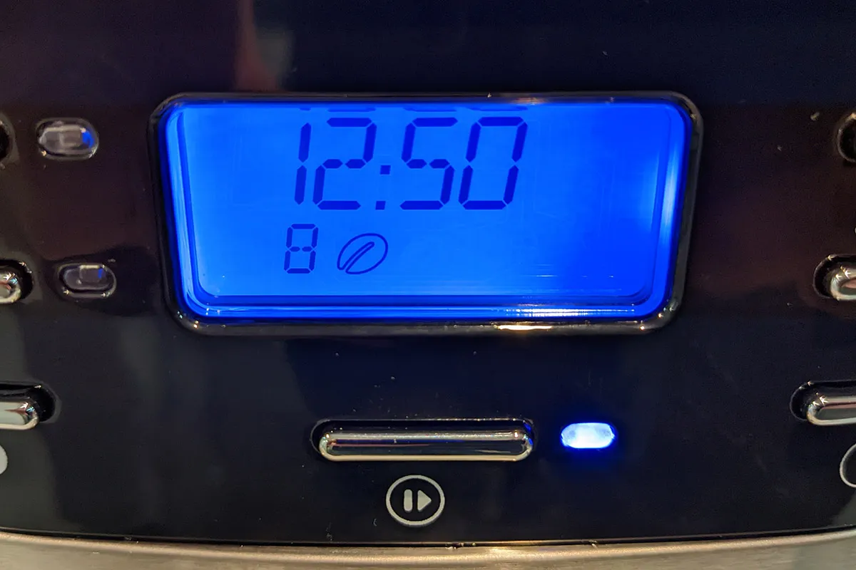 Display einer Medion Kaffeemaschine zeigt die Tassenauswahl an