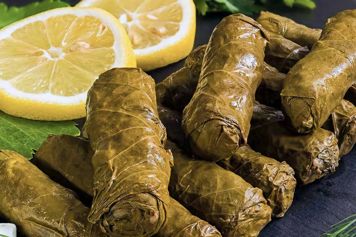 Dolmades neben einer Zitrone, eine beliebte Vorspeise der mediterranen Küche