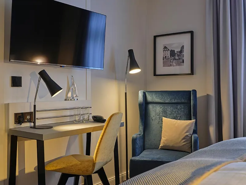 Doppelzimmer im Stammhaus mit gemütlichem Bett und Ausblick