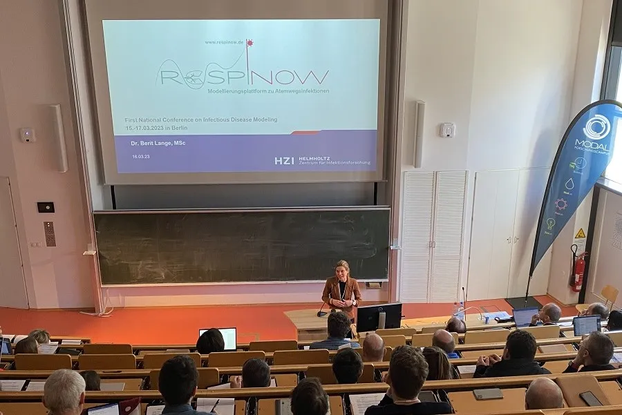 Dr. Berit Lange beim Vortrag über den MONID-Forschungsverbund „Respinow“ in einem Hörsaal