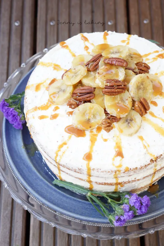 Drei Bananen-Kuchenböden auf einem Kuchengitter, bereit zur Montage