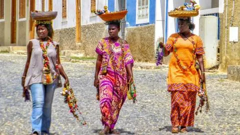 Drei capoverdische Insulanerin | © Belinda Fewings; Unsplash / Chamäleon