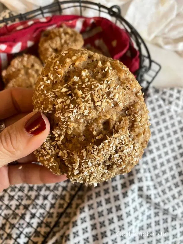 Drei frisch gebackene Dinkel-Hafer-Brötchen mit Quark und Haferflocken, proteinreich und appetitlich