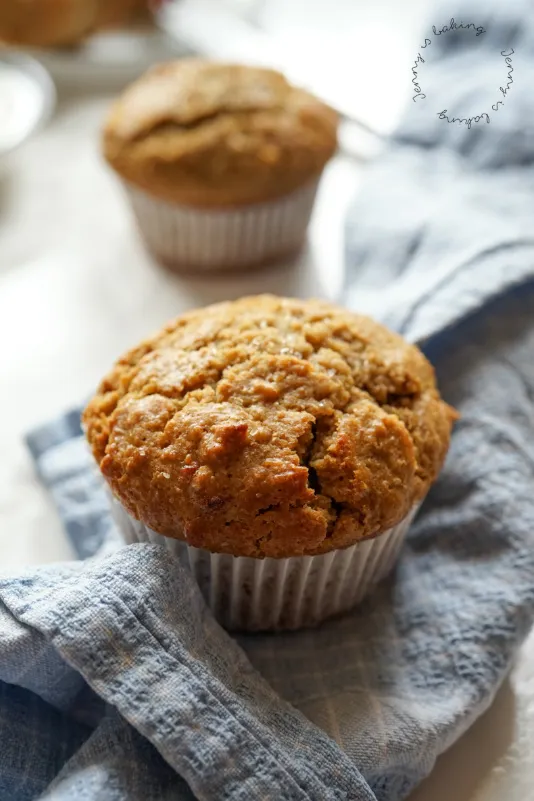Drei frisch gebackene Ingwermuffins auf einem Backblech, bereit zum Abkühlen