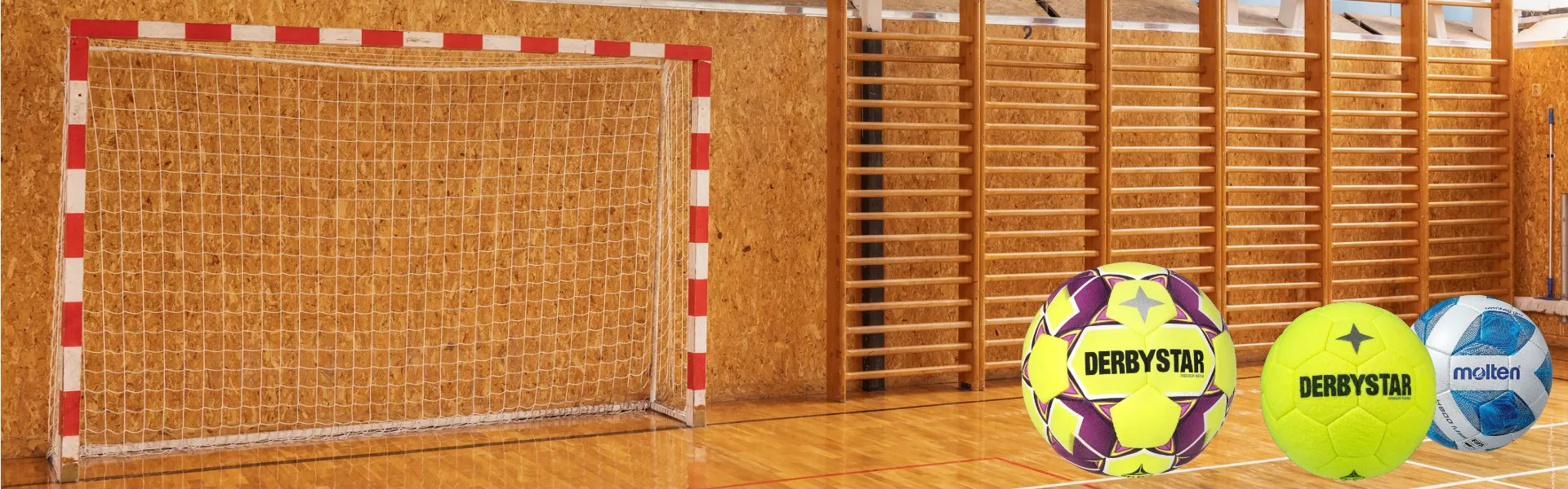 Drei Hallenfußbälle in verschiedenen Farben und Größen, bereit für den Einsatz im Indoor-Fußball.