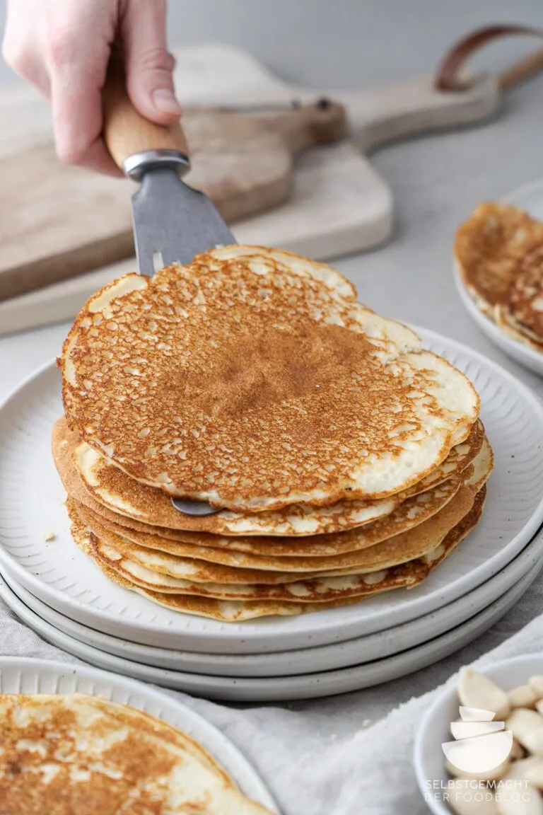 Drei kunstvoll gestapelte Low Carb Pfannkuchen mit frischen Früchten