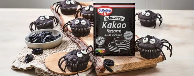 Drei Packungen schwarzer Kakao für Halloween