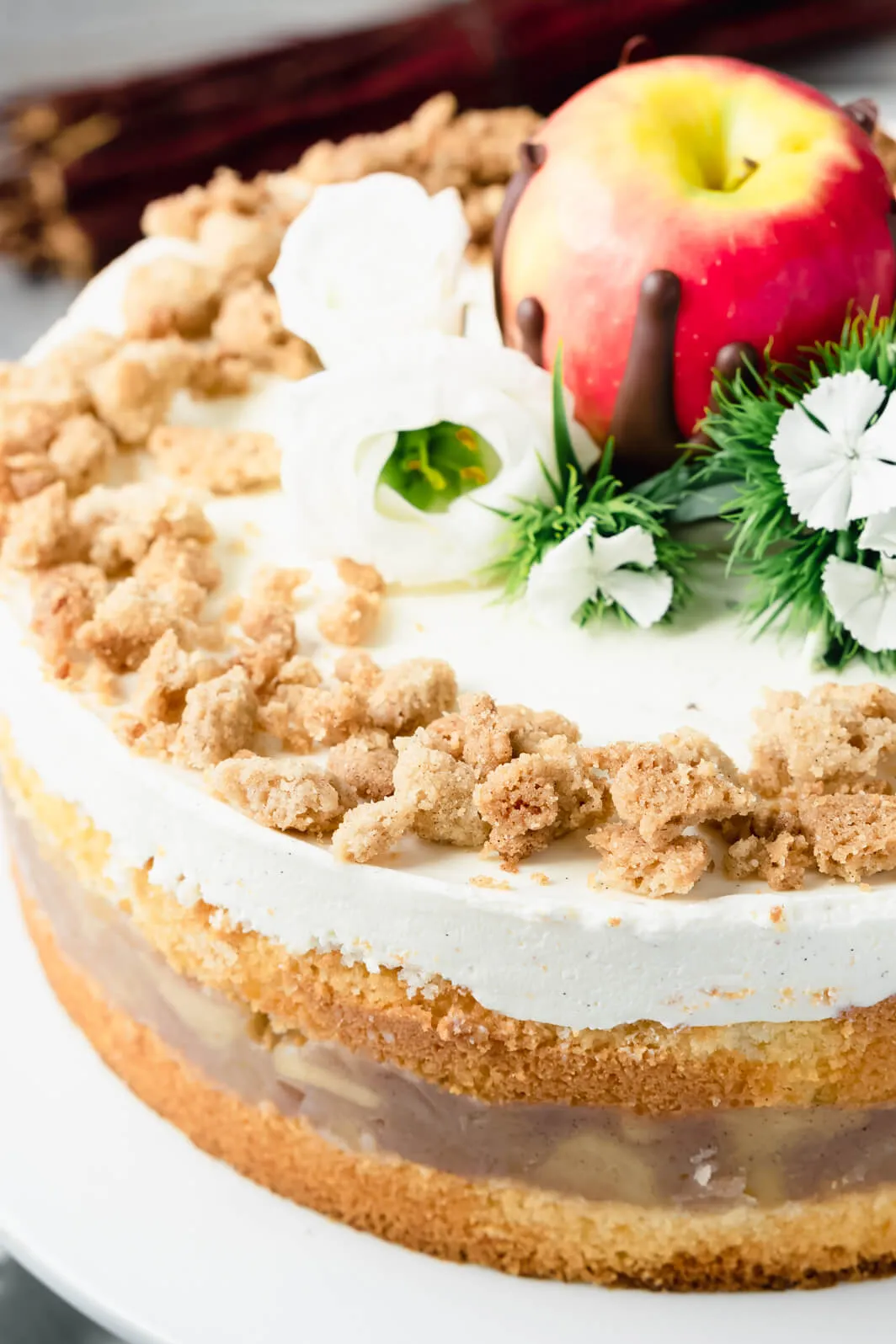 Drei perfekt gebackene Apfeltortenstücke, jedes mit knusprigen Streuseln und Cremefüllung