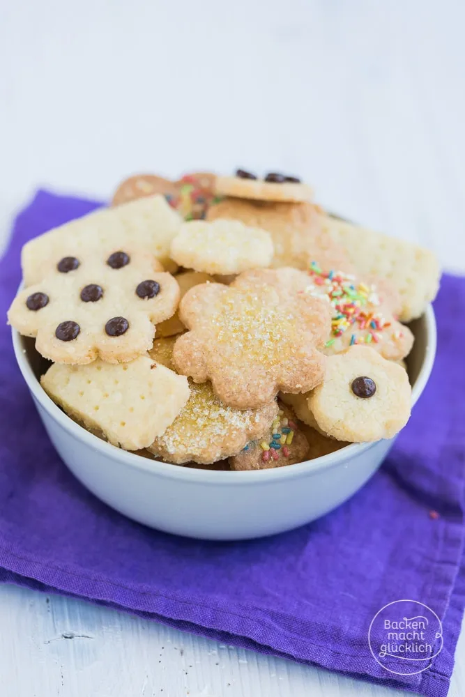 Drei-Zutaten-Kekse in verschiedenen Formen, auf einem Gitterrost zum Abkühlen bereit