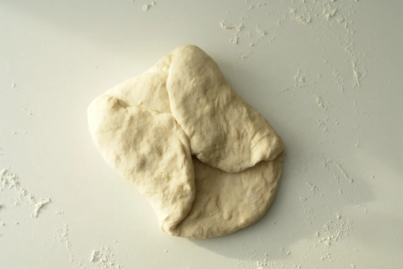 Dritter Schritt der Falttechnik: die untere linke Ecke einklappen