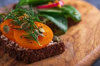 Dunkles Pumpernickel Roggenbrot, eine traditionelle und ballaststoffreiche Spezialität aus Westfalen