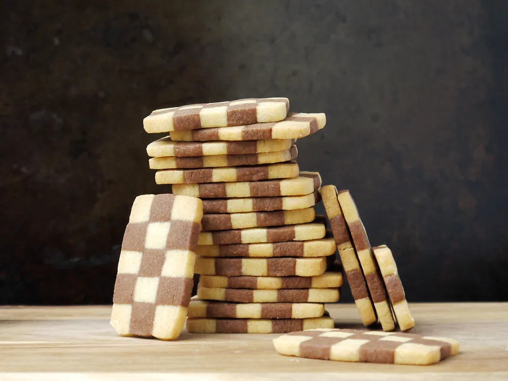 Dünn geschnittenes, knuspriges Schwarz-Weiß-Gebäck