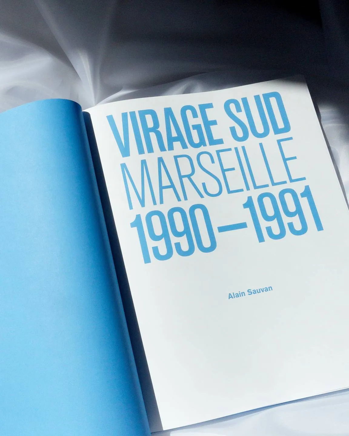 Dynamische Aufnahme von Fußballfans mit Schals und Fahnen im Stadion, die ihre Mannschaft anfeuern und eine lebendige Atmosphäre schaffen