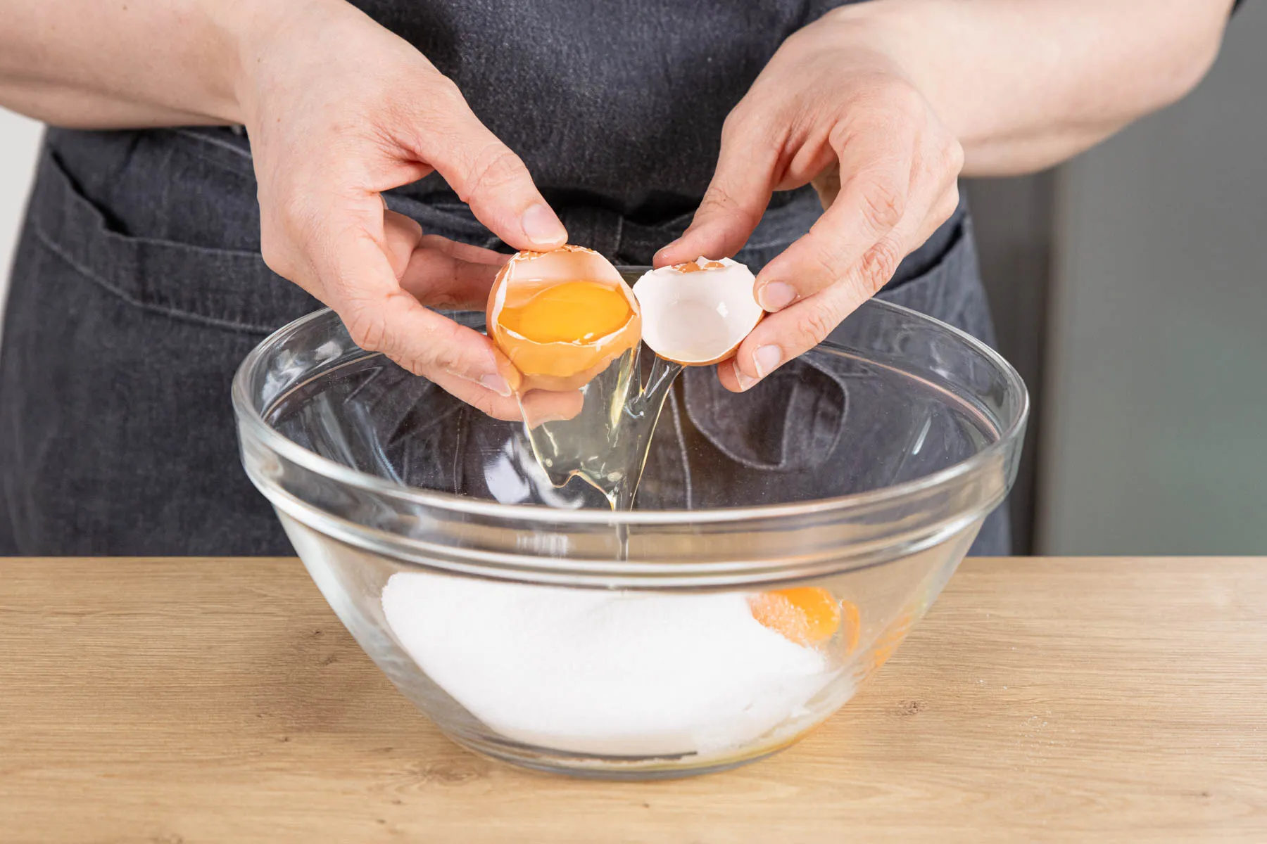 Eier, Zucker und Vanillezucker schaumig rühren für den Marmorkuchen ohne Butter