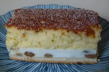 Eierschecke, ein dreischichtiger Käsekuchen vom Blech, eine berühmte sächsische Backwarenspezialität