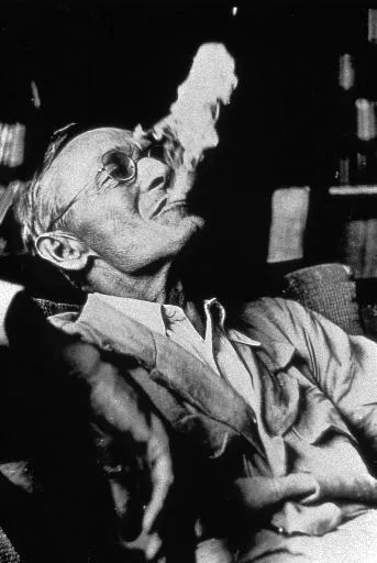 Ein altes Schwarz-Weiß-Foto von Hermann Hesse, der ernst und nachdenklich in die Kamera blickt, möglicherweise im Kontext seiner Schaffensperiode.