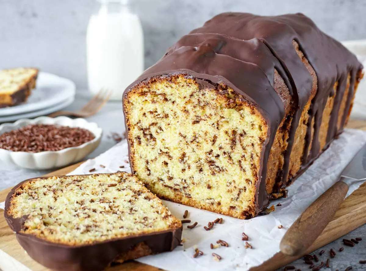 Ein Ameisenkuchen mit Schokostreuseln, bereit zum Anschneiden