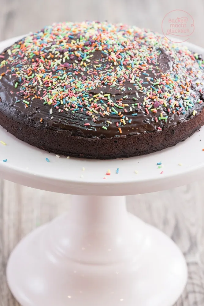 Ein angeschnittener "Wacky Cake", der zeigt, wie saftig und locker dieser Schokoladenkuchen ist