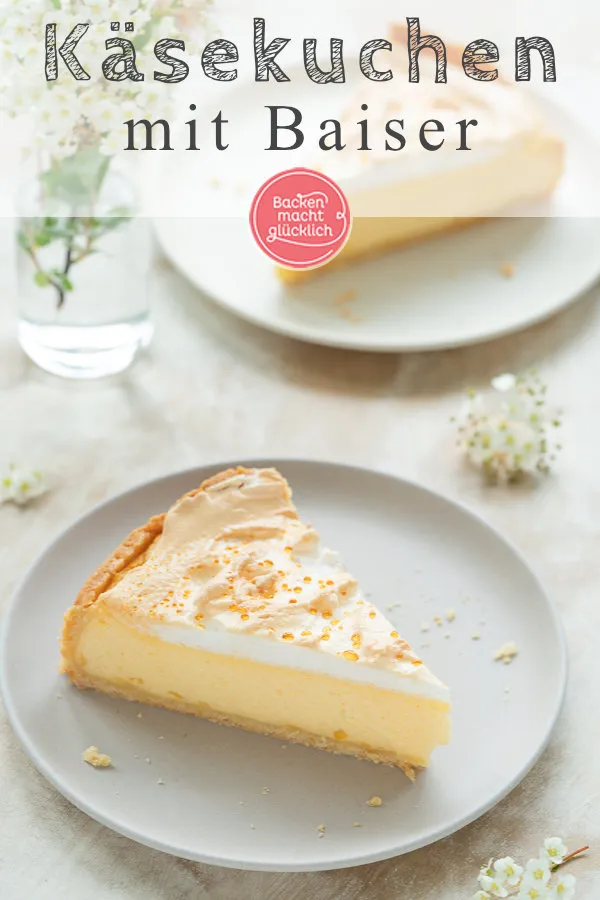 Ein angeschnittenes Stück Goldtröpfchen Käsekuchen, das die cremige Quarkfüllung, den Mürbeteigboden und die luftige Baiserhaube mit den goldenen Tröpfchen zeigt.