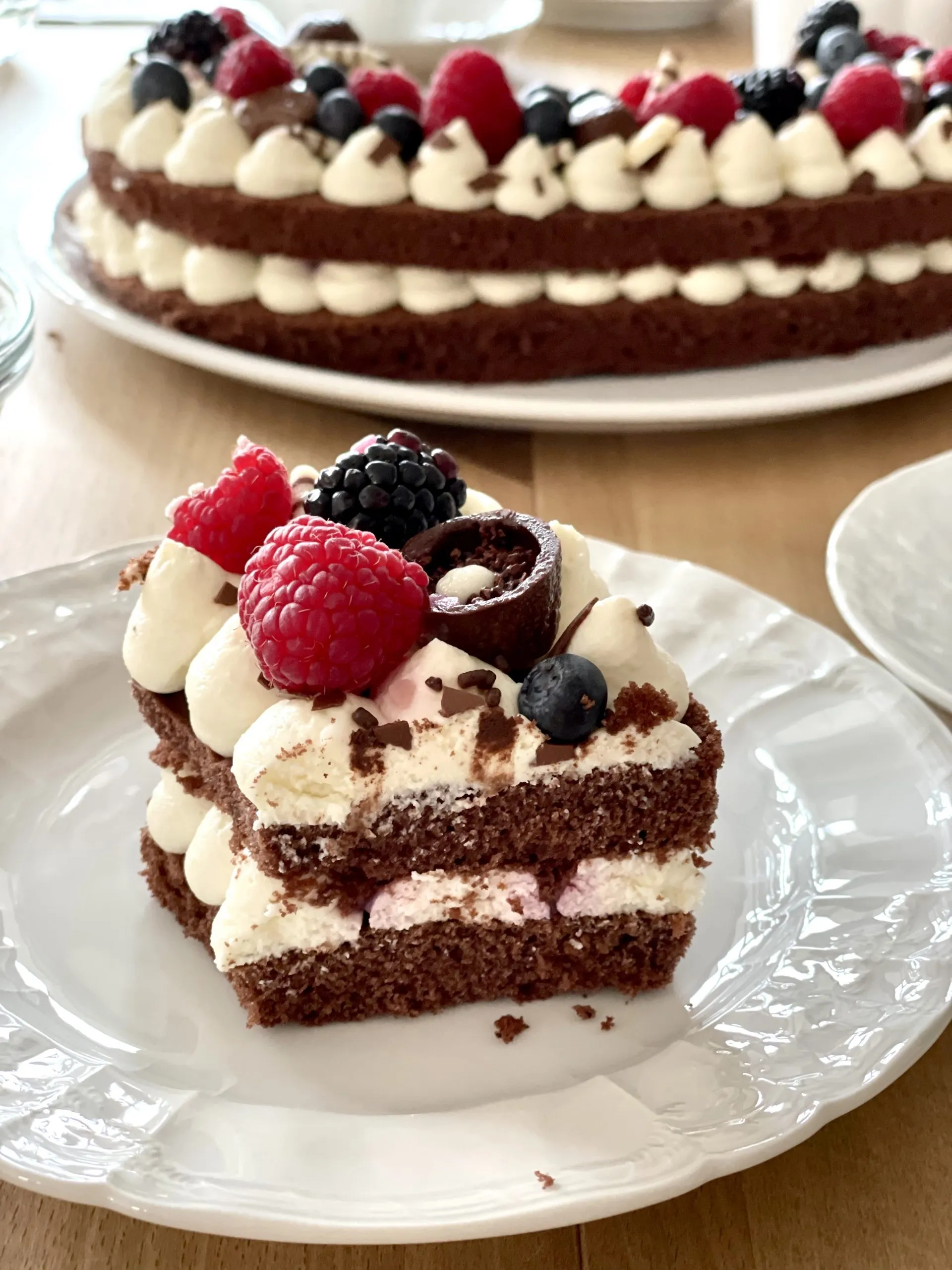 Ein Anschnitt des festlichen Number Cakes, der die köstlichen Schichten offenbart