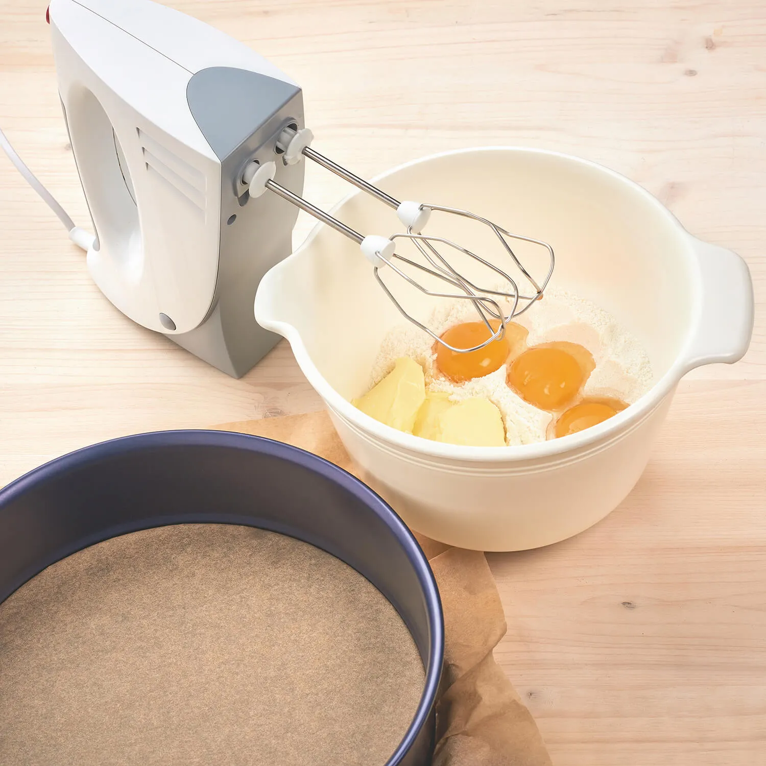 Ein Anschnitt einer Käse-Sahne-Torte, die eine helle Creme und einen saftigen Boden zeigt, appetitlich angerichtet.