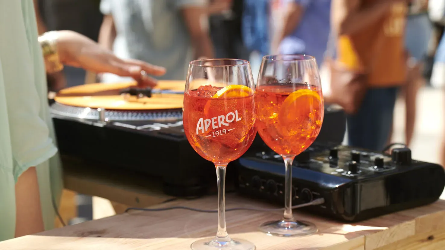 Ein Aperol Spritz in der Sonne, bereit zum Genießen in der Aperol Spritzeria Köln