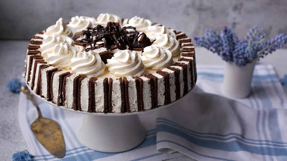 Ein appetitliches Stück Milchschnitten-Torte, das zum Probieren einlädt