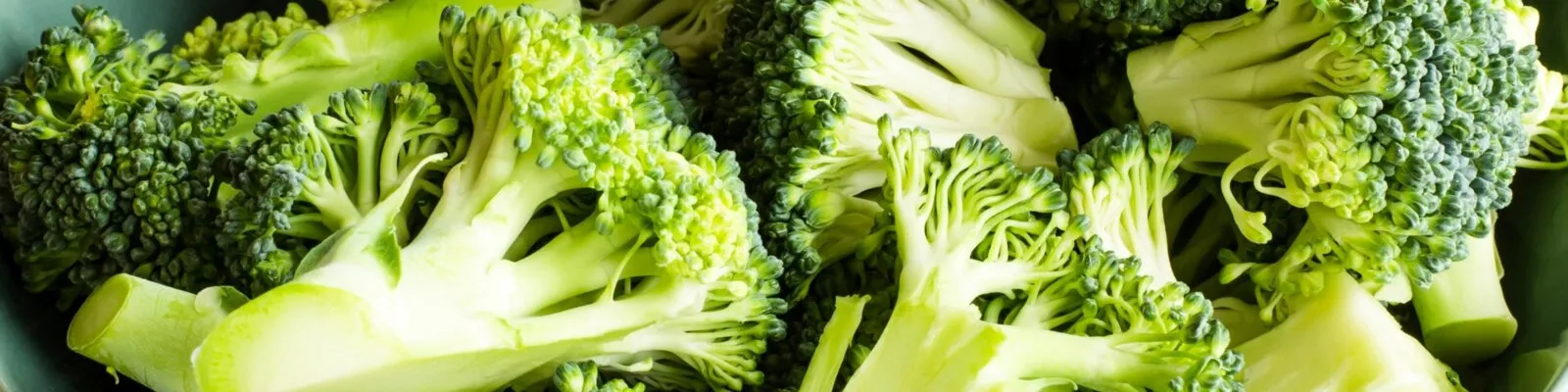 Ein Arrangement von Brokkoli, Blumenkohl und Kürbis