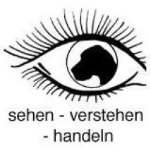 Ein aufmerksamer Hund blickt interessiert, bereit zur Kommunikation mit seinem Menschen