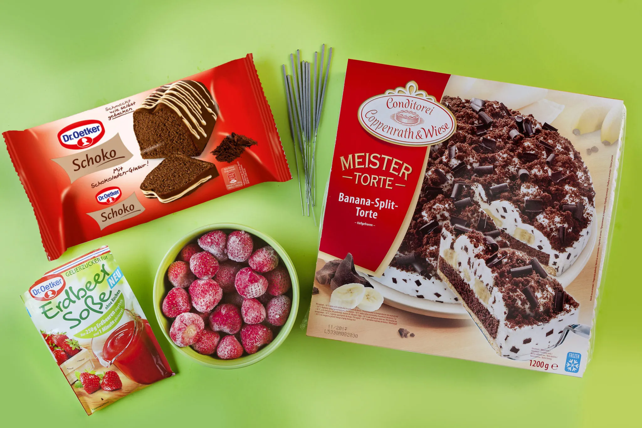 Ein aufregender Dinosaurier-Kindergeburtstag mit einer detailreichen Lava-Torte, umgeben von Dschungel-Deko