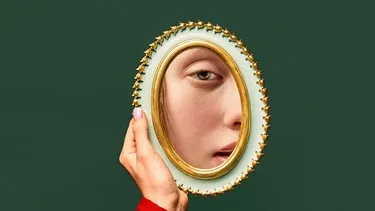 Ein Auge spiegelt sich in einem Handspiegel