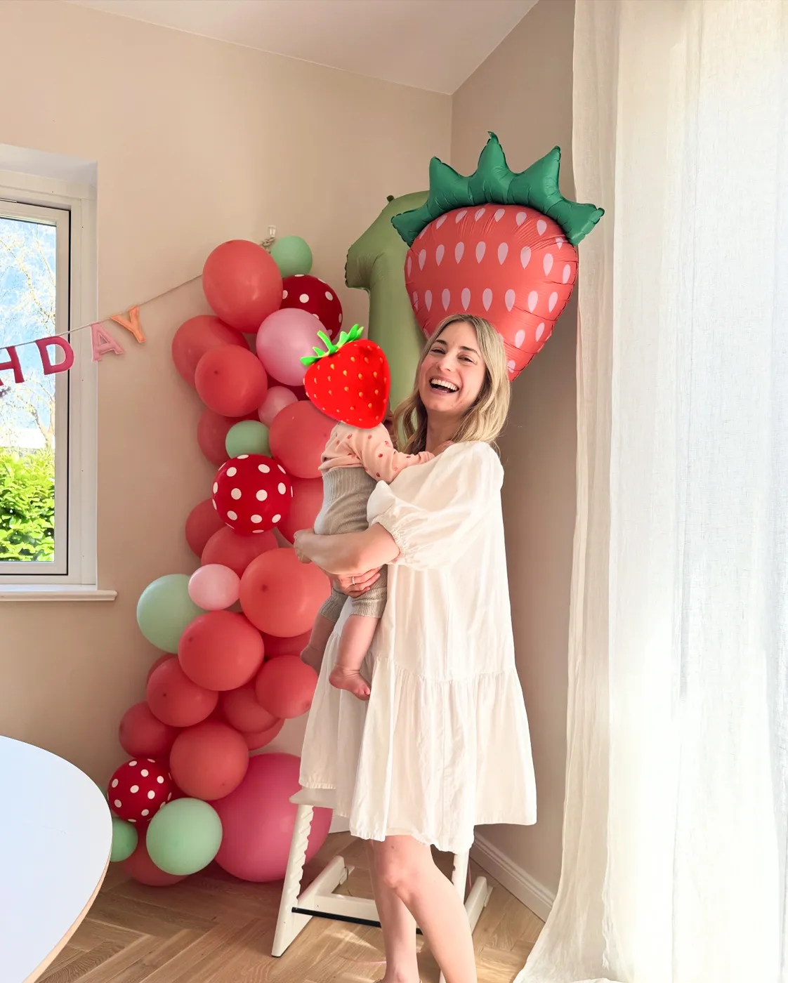 Ein Baby mit einem glücklichen Ausdruck beim Genießen des ersten Geburtstagskuchens, während es sich die Hände schmutzig macht.
