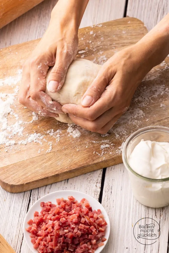 Ein Ball aus glattem, elastischem Flammkuchenteig ohne Hefe