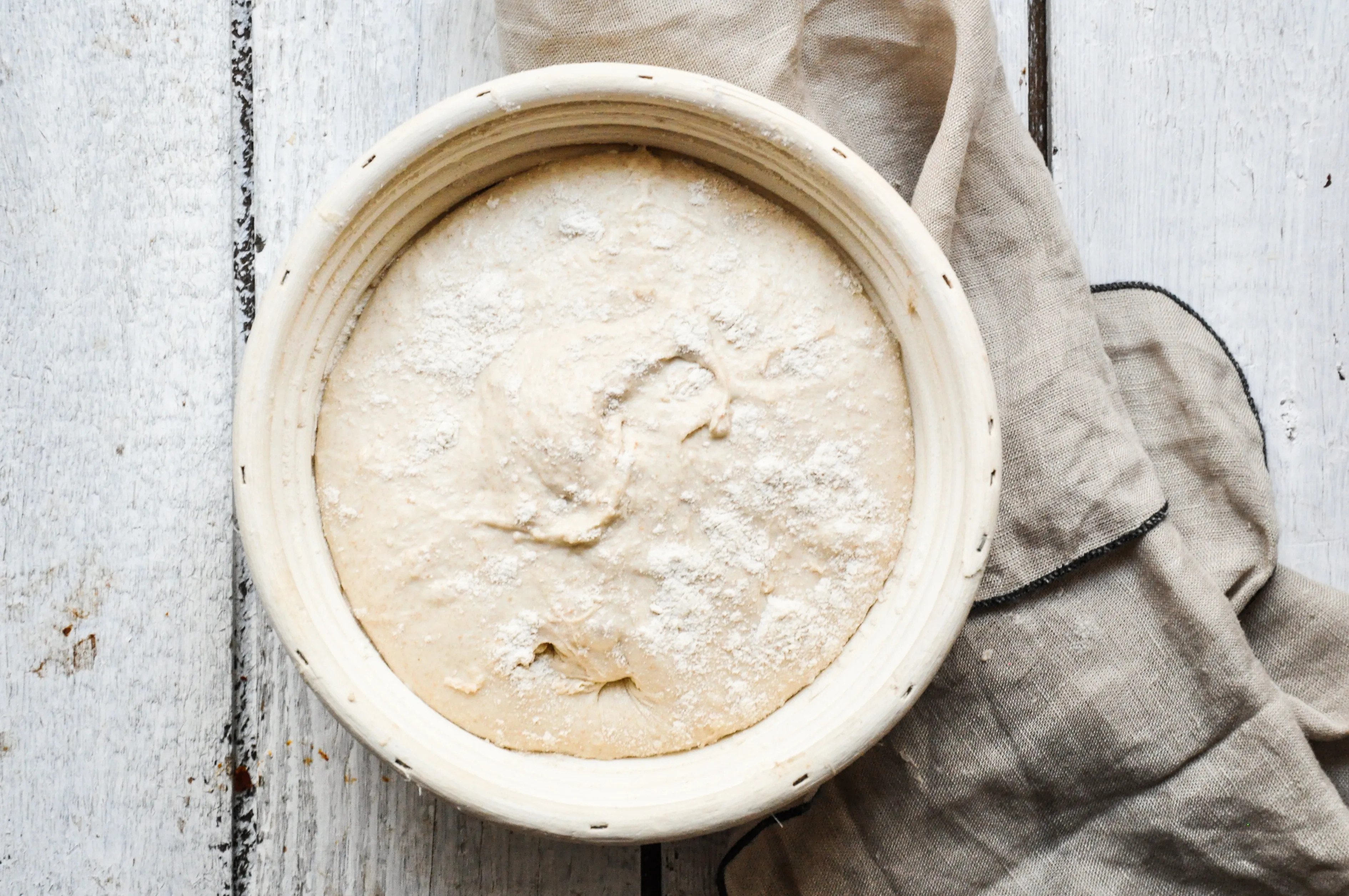 Ein bemehltes Gärkörbchen mit Brotteig, bereit für die Ruhephase im Kühlschrank.