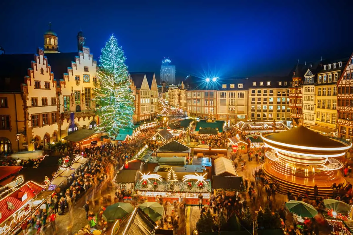 Ein Bild, das den Weihnachtsmarkt in Frankfurt, Deutschland, zeigt, mit Ständen und Lichtern