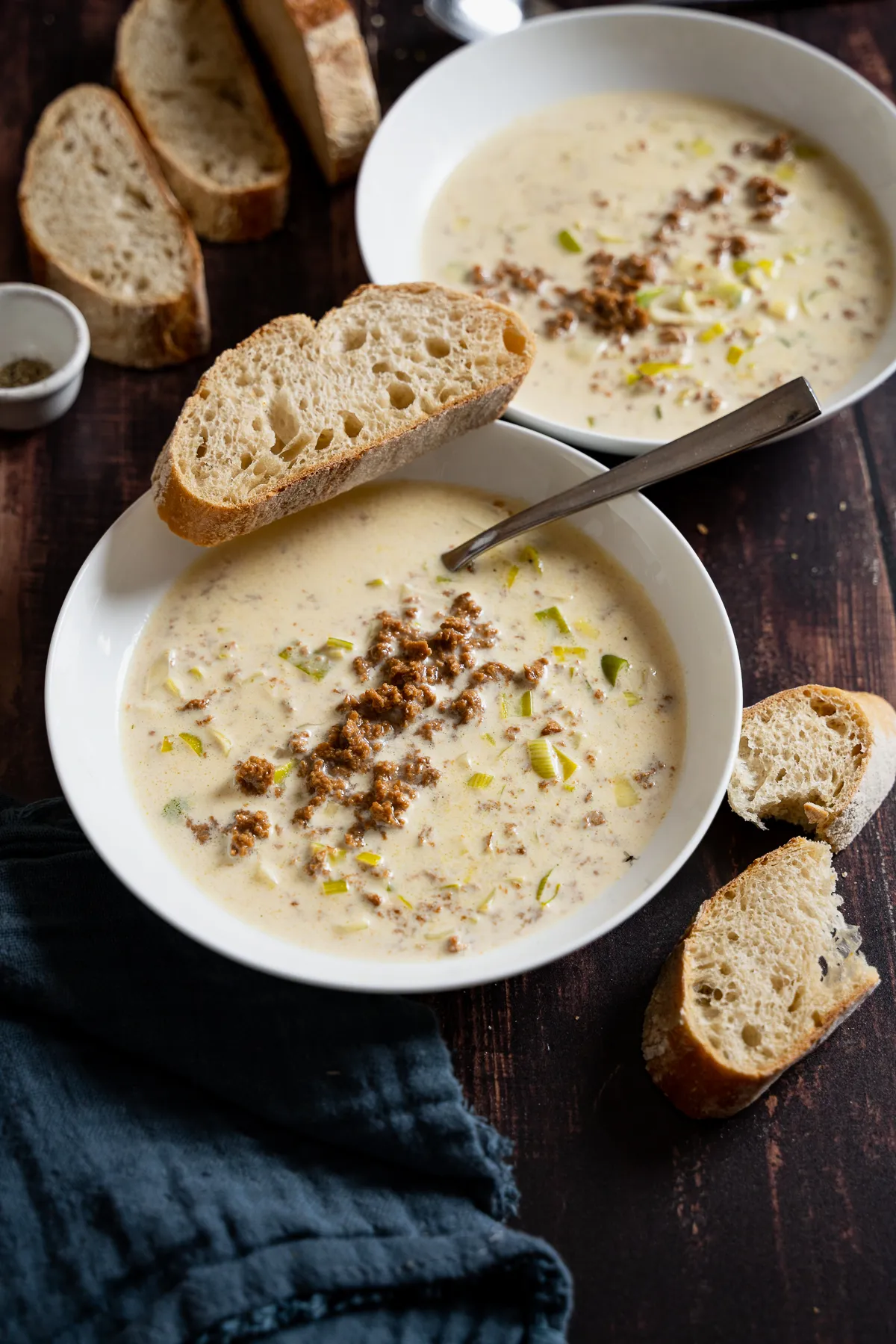 Ein Bild der Käse Lauch Suppe, perfekt für Pinterest optimiert, mit frischen Zutaten
