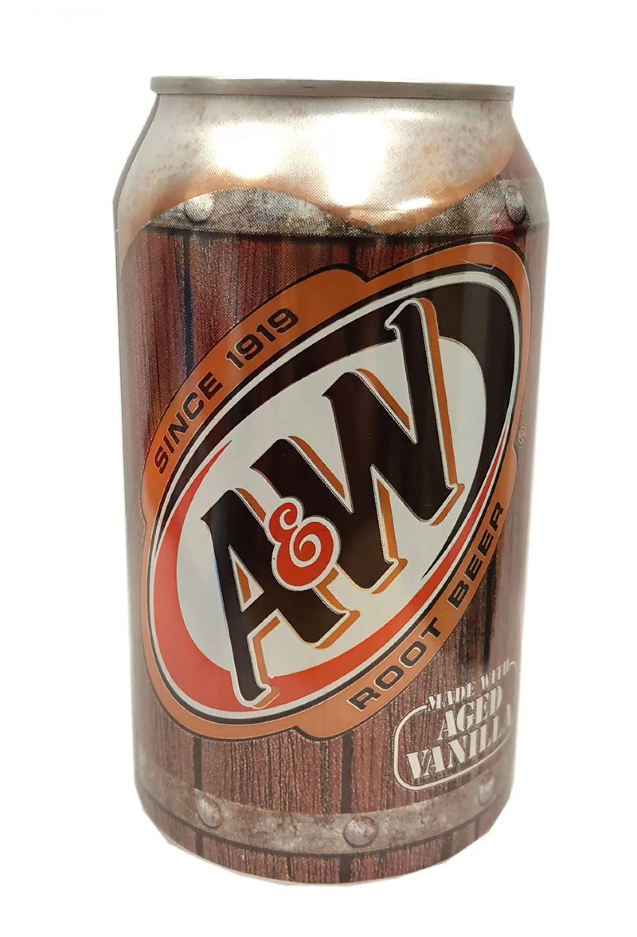 Ein Bild einer Dose A&W Root Beer und einer Flasche Arizona Green Tea, die die Vielfalt amerikanischer Erfrischungsgetränke zeigt