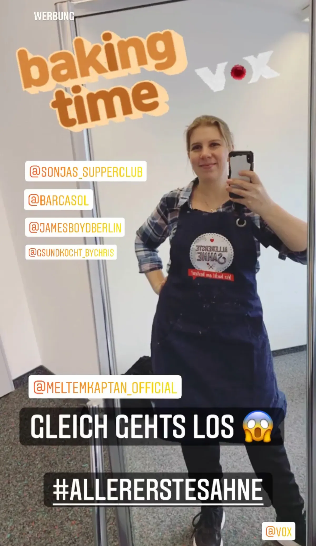 Ein Bild vom Set der Sendung "Allererste Sahne", zeigt Heike Herden bereit für einen neuen Backtag