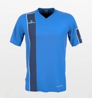 Ein blau-graues Fußballtrikot mit einem V-Ausschnitt und einem Streifen auf der Brust, das von der Marke