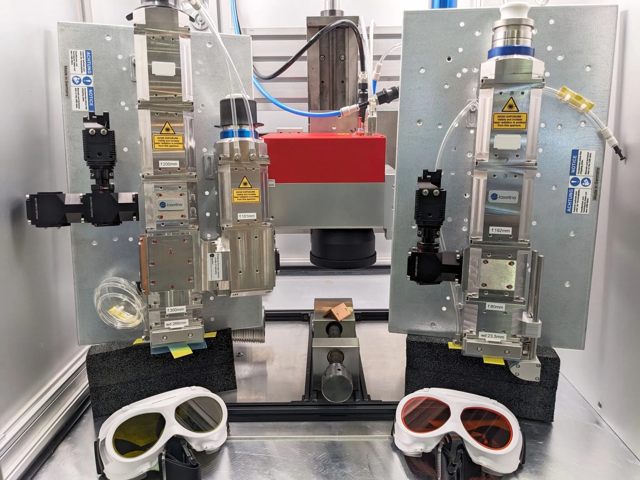 Ein blauer Hochleistungslaser von Laserline mit mehreren Optiken in einem Laborumfeld